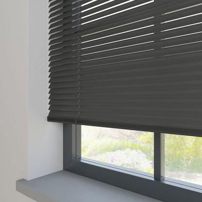 Antraciet Metallic Aluminium Jaloezieën: Stijlvol en duurzaam. Deze jaloezieën hebben een metallic antracietkleur en zijn vervaardigd uit stevig aluminium. Simpel te bedienen voor het instellen van licht en privacy.