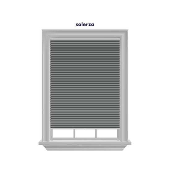 Dit plisségordijn in subtiel grijs creëert een tijdloze sfeer met efficiënte isolatie dankzij de HR++ achterkant, waardoor je energie bespaart en warmteverlies voorkomt bij HR++ glas. Met gebruiksvriendelijke bedieningsopties stem je de gordijnen moeiteloos af op jouw voorkeuren, voor een perfecte combinatie van stijl, functionaliteit en comfort in jouw ruimte.