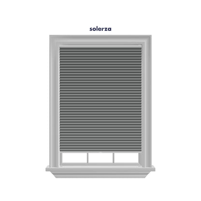 Dit plisségordijn in subtiel grijs creëert een tijdloze sfeer met efficiënte isolatie dankzij de HR++ achterkant, waardoor je energie bespaart en warmteverlies voorkomt bij HR++ glas. Met gebruiksvriendelijke bedieningsopties stem je de gordijnen moeiteloos af op jouw voorkeuren, voor een perfecte combinatie van stijl, functionaliteit en comfort in jouw ruimte.